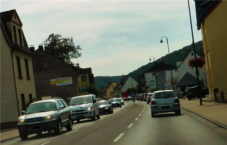 Täglich wälzen sich Blechlawinen durch die Ortsdurchfahrt der Bundesstraße 9 in Bad Breisig – und dies bereits seit Jahrzehnten. FA
