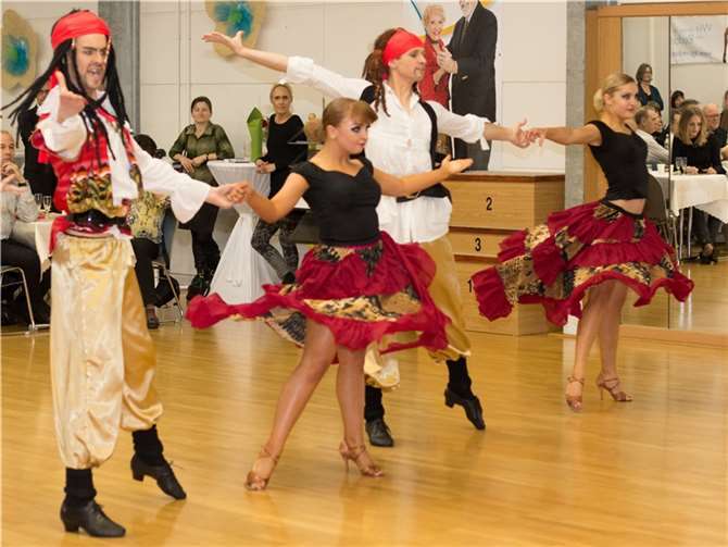 Tänzer präsentierten sich in tollen Kostümen. privat