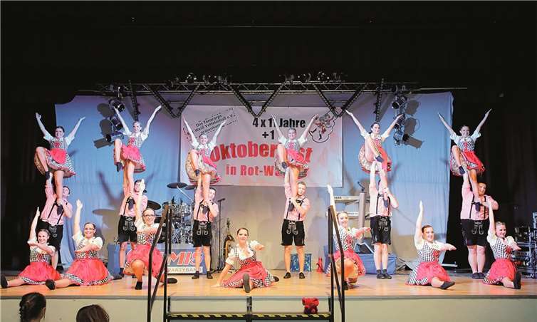 Tänzerinnen und Tänzer des Jugendtanzcorps und des Tanzcorps Rot-Weiß Vettelschoss eröffneten das zweite Oktoberfest mit einer festlichen Darbietung.Privat
