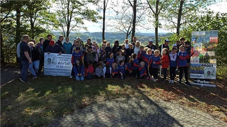 Tänzerinnen und vier Betreuer verbrachten einen Tag in Mücke. Foto: privat