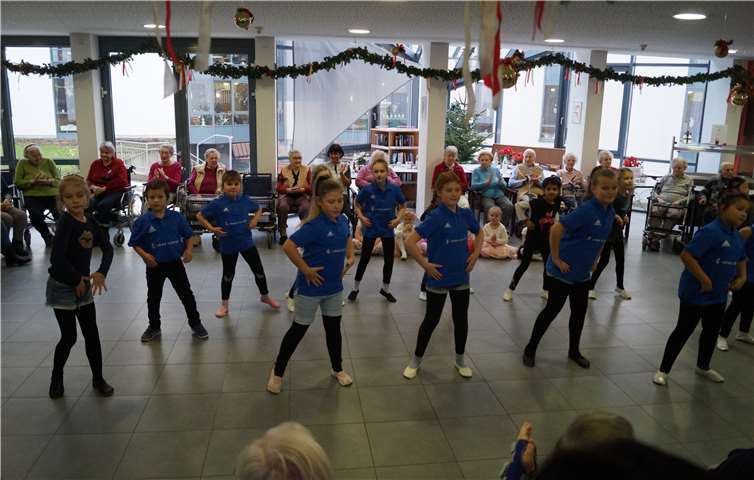 Tänzer/innen verschiedener Altersstufen hatten aufwendige Choreografien einstudiert und zeigten ihr Können im Altersheim. privat