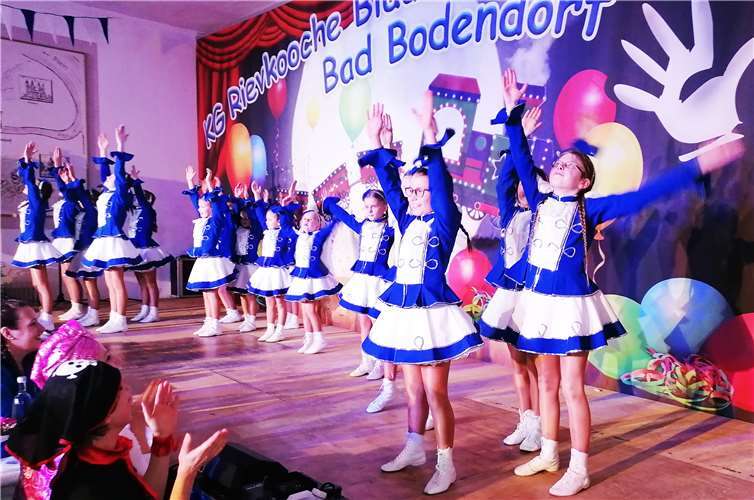 Tänzerische markierten die Tanzgruppen der KG den roten Faden der Sitzung, hier die Blue Berrys. Fotos: BL