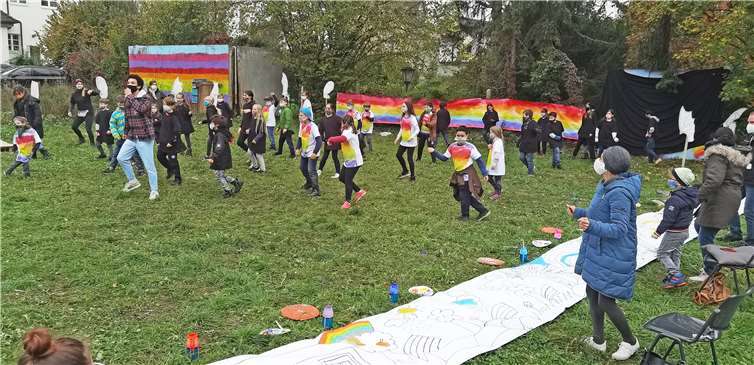 Tänzerisches Aufwärmen für alle war zum Start des Kulturprogramm angesagt. Fotos: -BL-