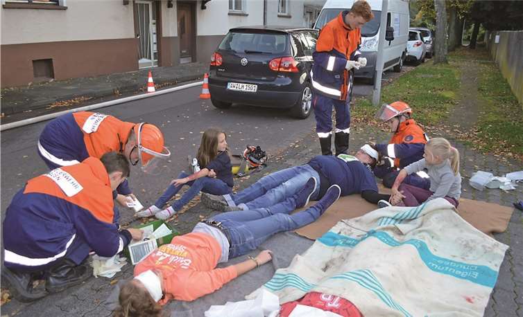 Täuschen echt waren die Verletzen, die zu versorgen waren, von der DRLG-Remagen geschminkt worden. AB