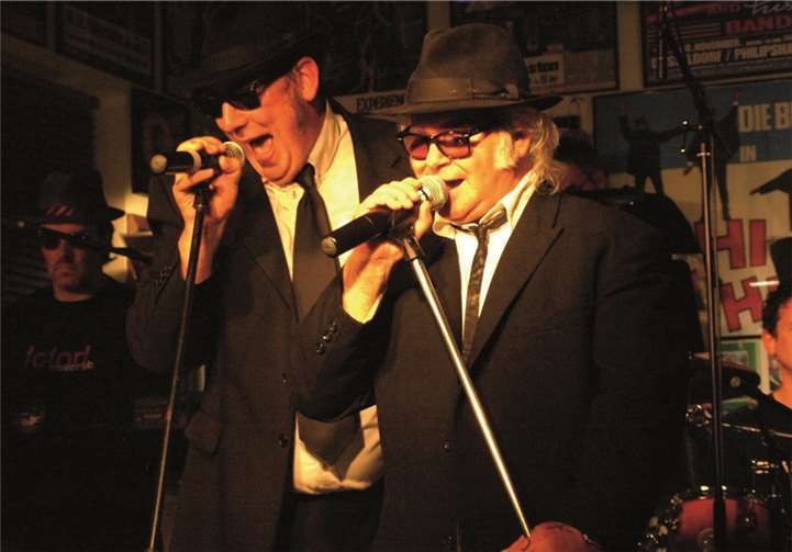 Täuschend echt: die „Blues Brothers Show“ in Rheinbach.privat