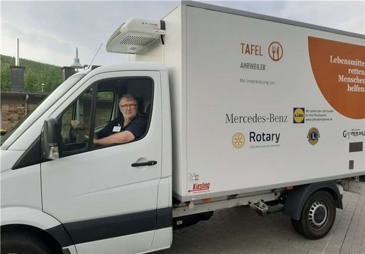 Tafelfahrer Kuno Herchenbach: „Andere bekommen was zu essen, was normal nicht der Fall wäre. Das ist mein Beitrag.“ Über weitere Kolleginnen und Kollegen im ehrenamtlichen Fahrerteam würde er sich freuen. Foto: Caritas