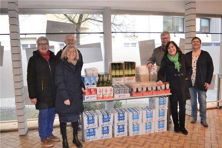 Tafelkoordinatorin Mary Witsch und der ehrenamtliche Tafelmitarbeiter Ralf Eggert bedankten sich herzlich bei den Mitgliedern des Rotary-Club Remagen-Sinzig für die sehr große Spende von insgesamt 4.000 Euro. Foto: privat
