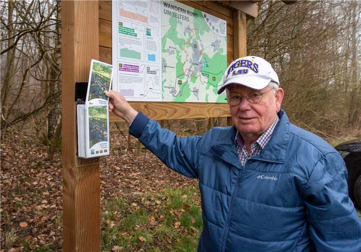Tafeln, Flyer mit Karten, Wegbeschilderungen und Wanderparkplätze wurden für Wanderer geschaffen. Karl Hahn vom Westerwaldverein präsentiert das Ergebnis.