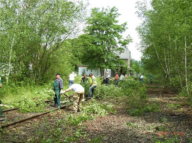 Tag 1 der Arbeiten zur Reaktivierung der Brexbachtalbahn am Samstag, dem 7. April 2007: Beginn mit erstem Freischnitt im Bahnhof von Bendorf Sayn.  Foto: Brexbachtalbahn e.V.