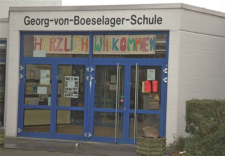 Tag der offenen Tür - die Schule erwartet Eltern und ihre Kinder. Weigert