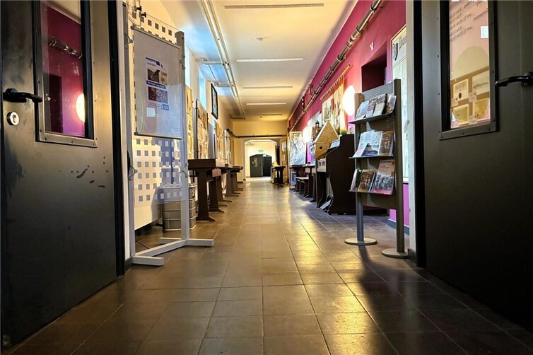 Tag der offenen Tür im Stadtarchiv, hier der Flur mit der Ausstellung.