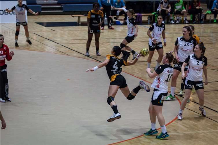 Tagesbeste: Matilda Atanasoska auf dem Weg zum nächsten Treffer. Sie erzielte insgesamt neun Tore. Fotos: Vulkan-Ladies Koblenz/Weibern