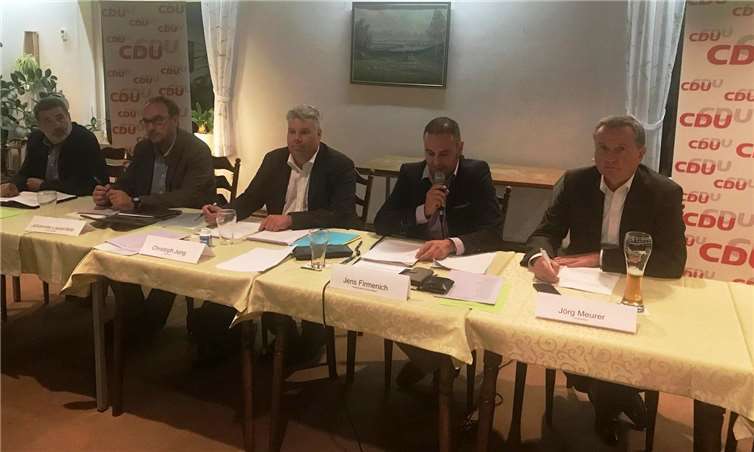 Tagespräsidium von links nach rechts: Werner Merkenich (Stellvertretender Vorsitzender), Johannes Liesenfeld (Fraktionsvorsitzender), Christoph Jung (Stellvertretender Vorsitzender), Jens Firmenich (Vorsitzender) und Jörg Meurer (Schatzmeister). Christoph Jung