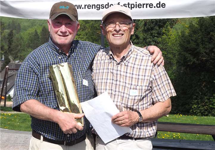 Tagessieger Achim Kersten erhielt als Hauptpreis eine Flasche Champagner.