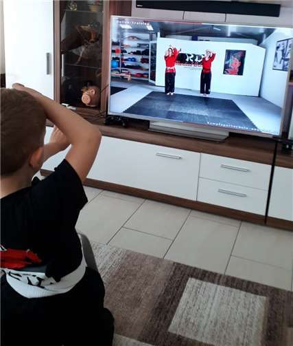 Taining im heimischen Wohnzimmer bietet die Kampfsportschule für seine Mitglieder. Foto: privat