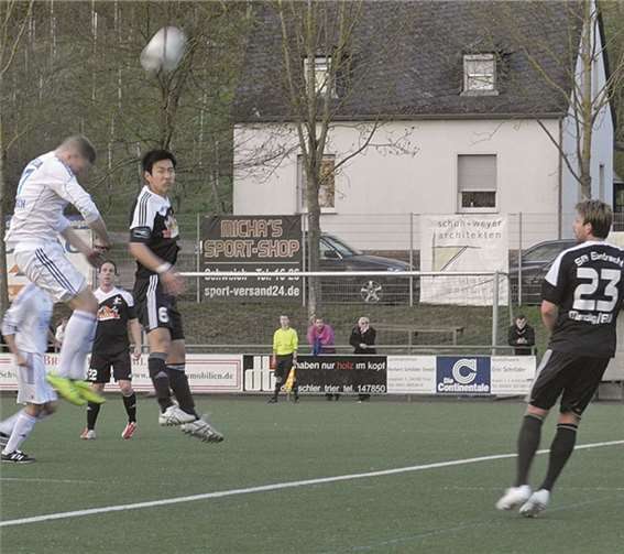 Takeru Lino beim Kopfball beim Spiel in Schweich.privat