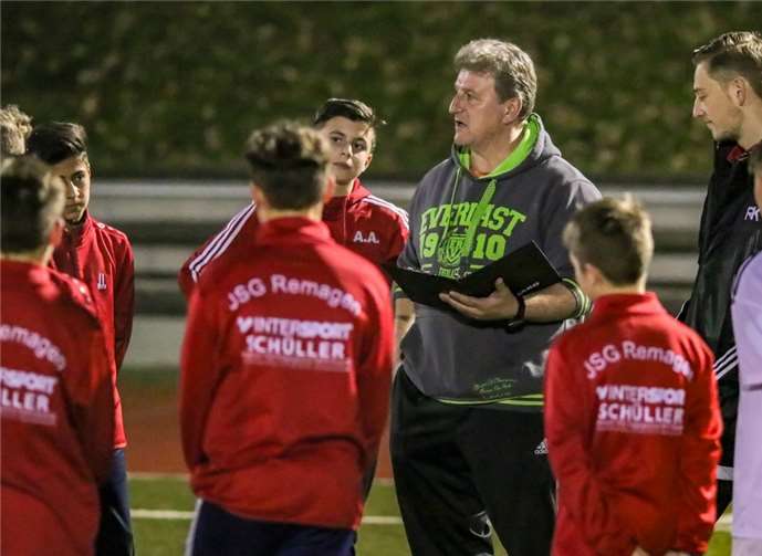 Taktikbesprechung mit dem Trainer-Trio.