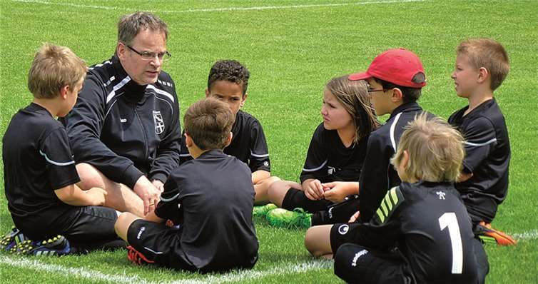 Taktische Vorbesprechung“ der beiden Teams beim Volker-S.-Gedächtnis-Turnier in Kruft. Privat