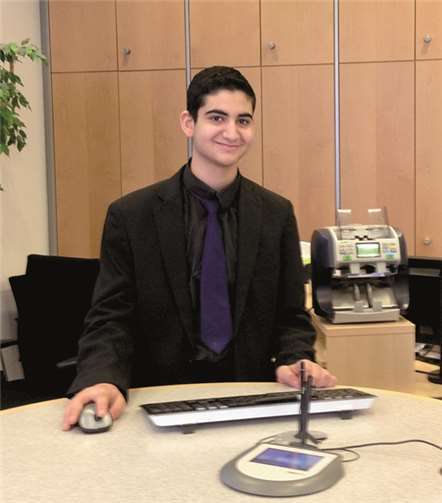 Talal Chanaa während seines Praktikums in der Volksbank in Ahrweiler.  Privat