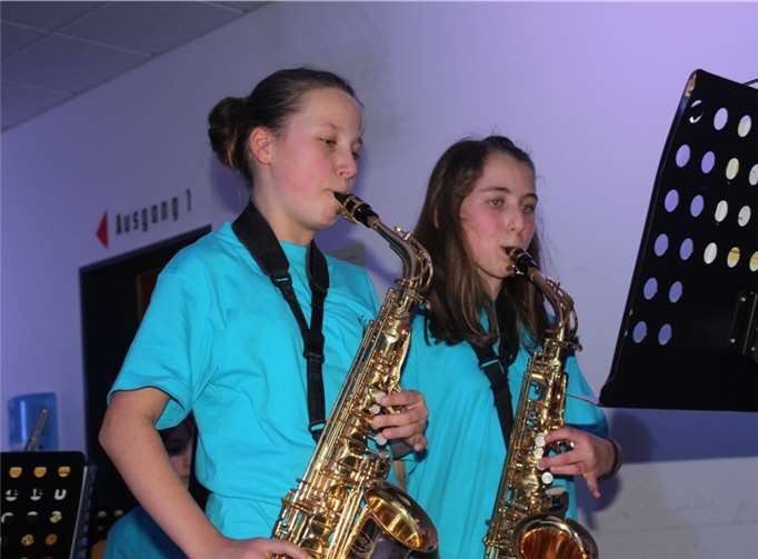 Talea Becker und Zoe Reiz spielten Jingle Bells auf dem Altsaxophon.