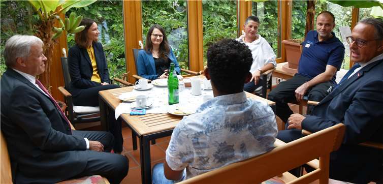 Talk unter Palmen: (v.l.) Kurt Krautscheid, Präsident der Handwerkskammer (HwK) Koblenz, Anne Spiegel, Referentin Susanne Schneider, Bleser-Mitarbeiter Abdelwahab Seid-Zino, Geno Bleser, Wilfried Bleser und Ralf Hellrich, Hauptgeschäftsführer der HwK Koblenz. Fotos: C.Schlueter