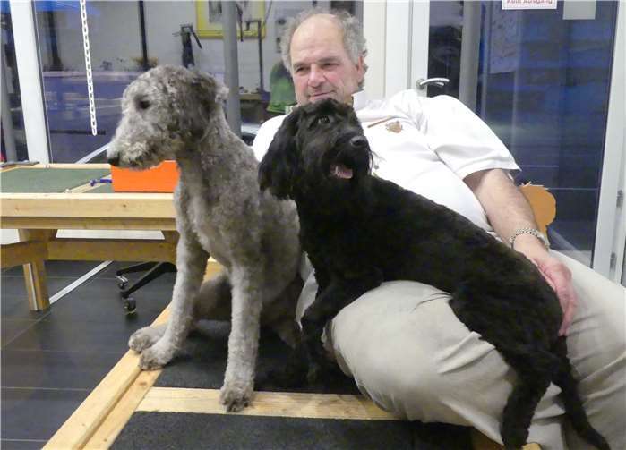 Tama (hell), Zisa (dunkel) und Horst Turzer nach zwei für alle Beteiligten anstrengenden Tagen.