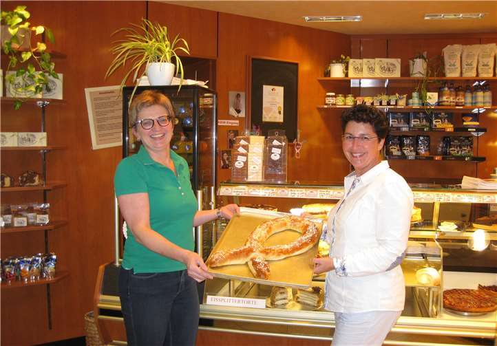 Tamara Bünnagel (r.), Pflegeexpertin für Brustkrebserkrankungen, und Petra Schmitz (l.) zeigen eine der leckeren Hefeschleifen, die ab Oktober in der Bäckerei Schmitz zum Verkauf stehen.Foto: privat