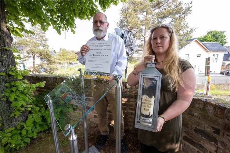 Tamara Kopelke und Klaus Jansen bei Ankündigung des Konzerts zur Unterstützung der Flutopferhilfe an der Gedenktafel in Swisttal Odendorf.  Foto: CEW