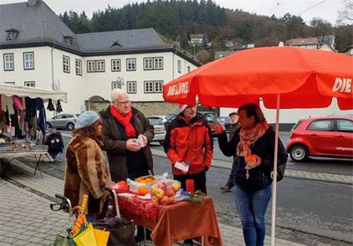 Tamara Schwedhelm, Wolfgang Herriger, Wolfgang Huste und eine interessierte Passantin (v.l.).  privat