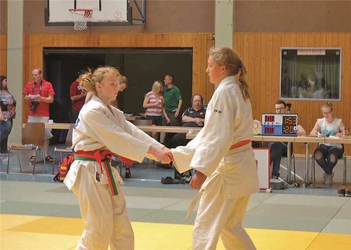 Tamara Strempel (l.) nimmt die Glückwünsche ihrer Gegnerin zum Turniersieg entgegen.