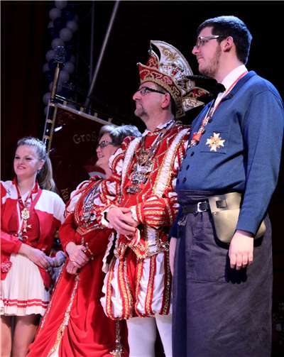 Die Narrenschar folgte der Prinzengarde bis nach Mallorca Tambourcorps und Möhnen-Club besangen und spielten ein Medley auf die drei „A.Mohr“