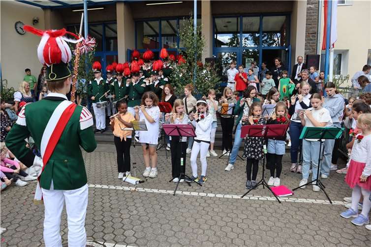 Tambourmajor Finn Hermann taktierte die gemischte Truppe. Foto: David Amornvuttkul