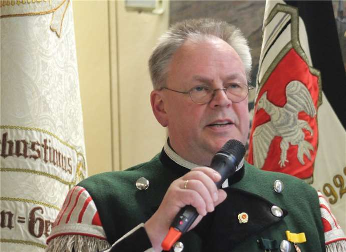 Tambourmajor Jürgen Schmitz ging zu Konzertbeginn auf das Elitecorps ein, das aktuell Jubiläum feiert.