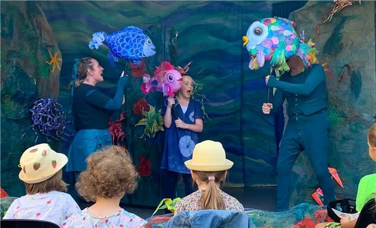 Tammy Sperrlich, Nachwuchsschauspielerin Ella und Boris Weber (von links) ziehen ihr junges Torneyer Publikum in den Bann der tiefgründigen Geschichte vom Regenbogenfisch.Foto: privat