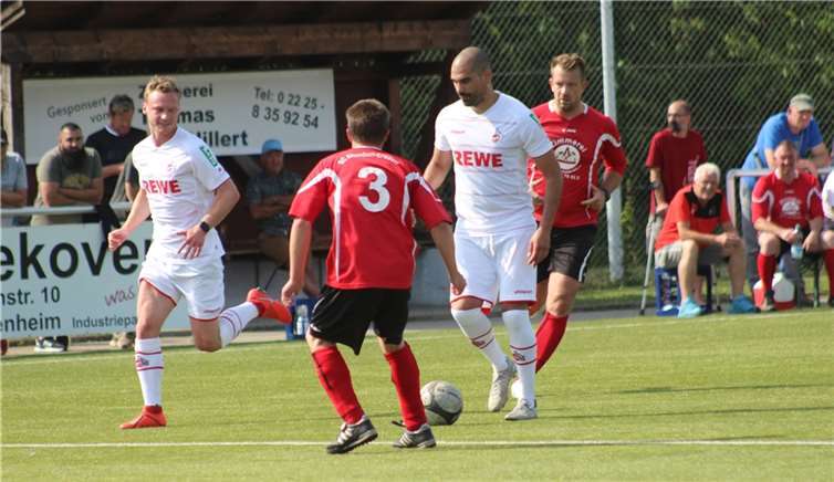 Taner Yalcin, auch ein ehemaliger Bundesligaprofi (Mitte), im Zweikampf.