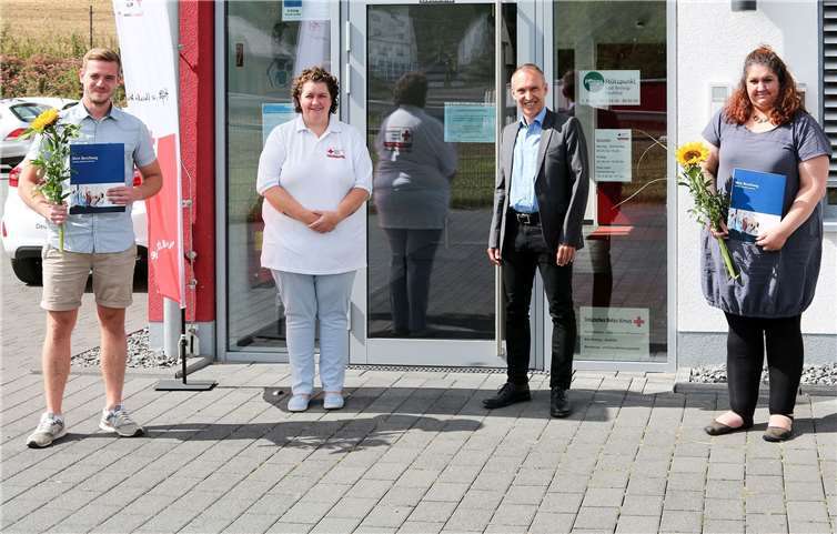 Tanja Brünings (re.) und Tobias Wißmann (li.) erhielten als frisch ausgebildetete Kaufleute im Gesundheitswesen ihr Prüfungszeugnis von IHK-Regionalgeschäftsführer Dr. Bernd Greulich (2. v. re.). DRK-Pflegedienstleiterin Andrea Föhrmann (2. v. li.) begrüßte die beiden neuen Teammitglieder an ihrem neuen Arbeitsplatz. Foto: Thorsten Trütgen