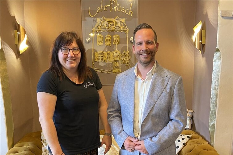 Tanja Gilles (li.), Inhaberin des beliebten Café Plüsch in Monreal, freut sich über den Besuch von Bürgermeister Timo Kanzinger (re.)