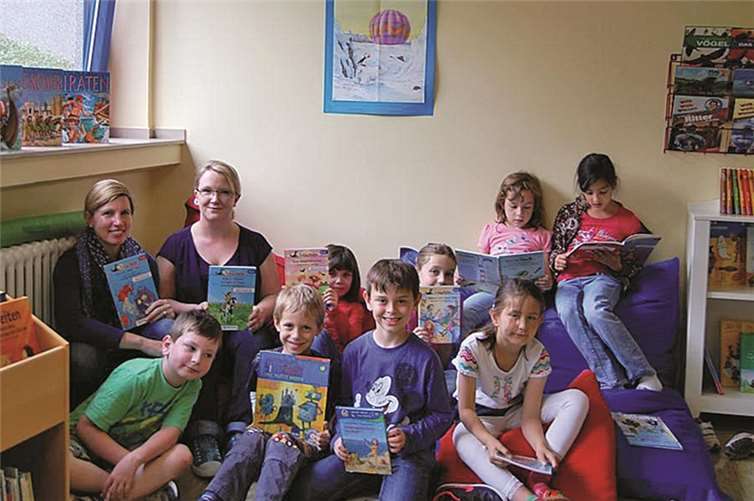 Tanja Große-Kreul und Christina Becker brachten den Heimersheimer Schülern die neuen Bücher.privat