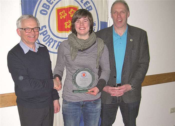 Tanja Kaspers, deutsche Taekwondo-Vizemeisterin, wurde vom Vorsitzenden Udo Seifen (links) und vom Taekwondo-Abteilungsleiter Bernd Hellendahl ausgezeichnet.