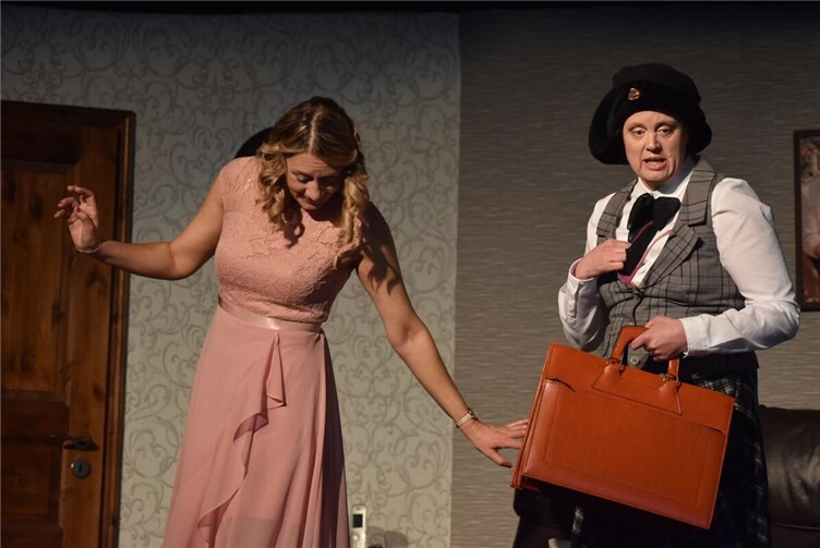 Tanja Lippmayer sorgt als Schutzengel für zusätzliche Verwirrung.