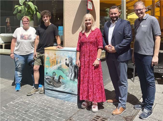Tanja Nikolay (Kultur- und Schulverwaltungsamt), Alexander Heyduczek (Künstler), Dr. Margit Theis-Scholz (Dezernentin für Bildung und Kultur), Hendrik Majewski (Geschäftsführer der Energienetze Mittelrhein), Marcelo Peerenboom (Pressesprecher der evm).  Foto: Stadt Koblenz/Bettina Borodulina