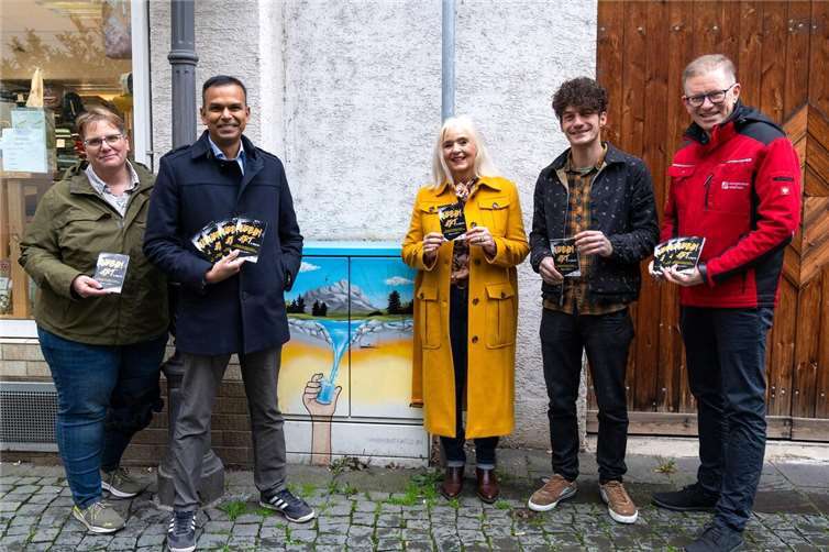 Tanja Nikolay, Stadtverwaltung Koblenz, Mithun Basu (Vorstand evm), Margit Theis-Scholz, Vorsitzende des Koblenzer Kulturvereins, Künstler Alexander Heyduczek und Marcelo Peerenboom (evm) an einem der gestalteten Stromkästen in der Gemüsegasse.  Foto: Niklas Oster/evm