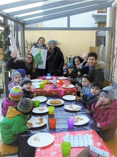 Tanja Reuther mit den Erzieherinnen und den Kindern der Kita „Sonnengarten“ bei Waffeln und Punsch. Stadt Meckenheim
