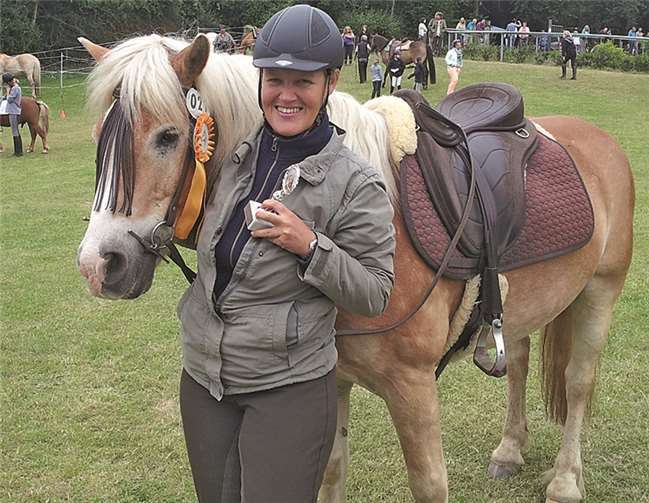 Tanja Roth siegte mit Magnum in der Kategorie „Stil Ü30“ beim siebten Geschicklichkeitsturnier des Reit- und Fahrvereins Metternich e.V.. privat