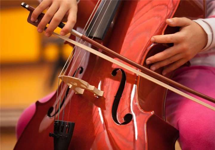 Tanja Schwarz, Fachlehrerin für Cello und Blockflöte an der Kreismusikschule Mayen-Koblenz, kann mittwochs nachmittags in Dieblich wieder Schüler aufnehmen.Foto: KMS