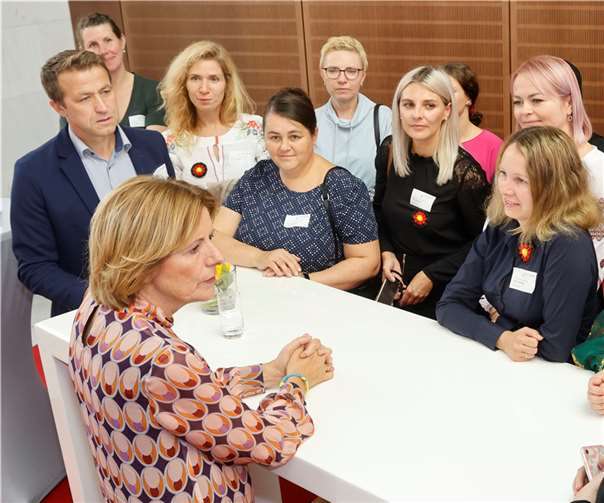 Tanja Sirotkin (2.v.re.) im Gespräch mit Ministerpräsidentin Malu Dreyer. Copyright: Staatskanzlei RLP Sämmer