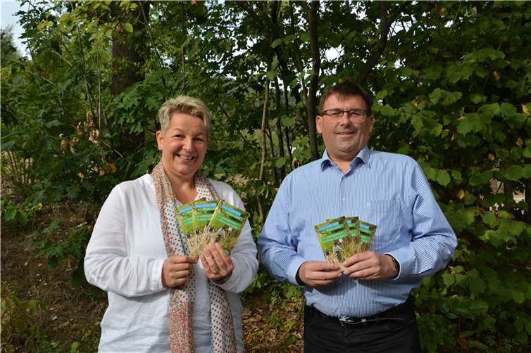 Tanja Steeg und Landrat Jörg Denninghoff präsentieren den Tour-Guide RAD Rhein-Lahn. Quelle: Rhein-Lahn-Kreis