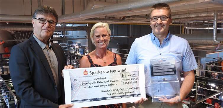 Tanja Stromberg, Geschäftsstellenleiterin der Stiftung für Natur und Umwelt im Landkreis Mayen-Koblenz und der erste Kreisbeigeordnete Burkhard Nauroth freuen sich über den 4.000 Euro Scheck aus der Hand von Frank Bahr (Geschäftsführer Krumholz).WAMFO.DE