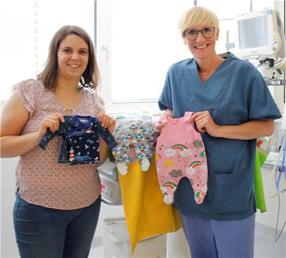 Tanja Utsch (links) mit Stationsleiterin Kerstin Bornhofen bei der Spendenübergabe im Marienhaus Klinikum. privat