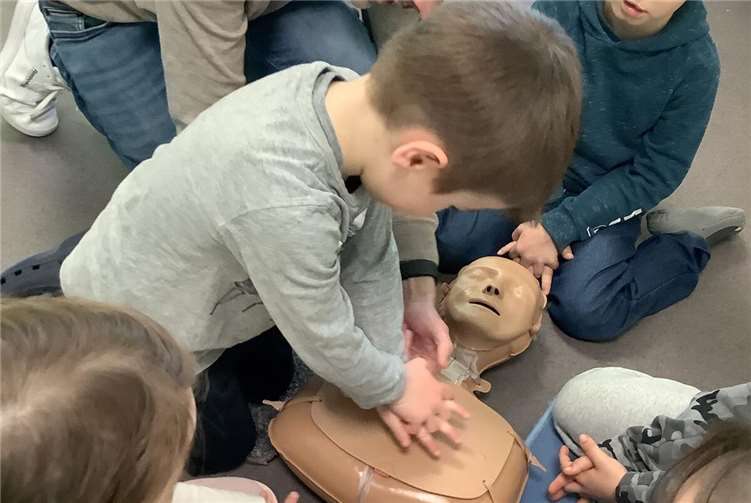 Tanja und Patrick Kassenbrock, ein Kita-Elternpaar und von Berufs wegen Kinderkrankenschwester und Notarzt machten den Anfang und zeigten den Schuki-Wölfen kindgerecht und praktisch anhand einer Erste-Hilfe-Übungspuppe. Quelle:VG Weißenthurm